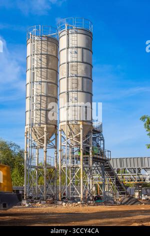 bunker industriali verticali, per lo stoccaggio di cemento, ceneri volanti o altri materiali sfusi secchi, in impianti di produzione di calcestruzzo o cantieri edili Foto Stock