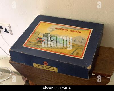 Treno Hornby set vecchio famoso locomotiva box motore binario ferroviario merci carrozze locomotive stile carrozza piattaforma storica motore a vapore ad alta velocità Foto Stock