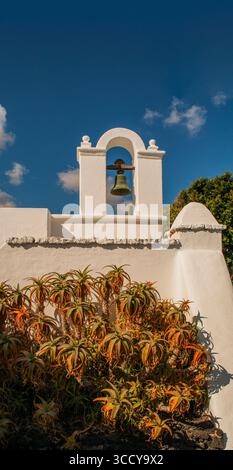 Lanzarote: Veduta di Fundacion Cesar Manrique (Fondazione Cesar Manrique) la casa distintiva che l'artista nato a Lanzarote aveva a Tahiche Foto Stock