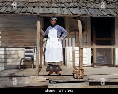10 maggio 2012, Gees Bend, Alabama, USA: Donna in grembiule sul portico della piantagione, Gees Bend, Alabama, USA, Arthur Rothstein, U.S. Farm Security Administration, aprile 1937 (immagine di credito: © JT Vintage/Glasshouse via ZUMA Press Wire) Foto Stock