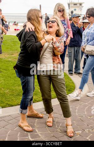16 giugno 2018, Laguna Beach, California: Una mamma e una figlia ballano con la musica di Cole Porter in un festival musicale all'aperto a Laguna Beach, CA. (Credito immagine: © Spencer Grant/ZUMA Press Wire) Foto Stock