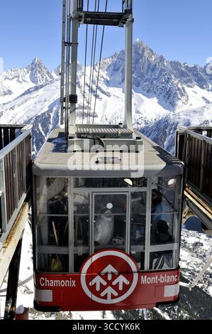 FRANCIA, ALTA SAVOIA (74) STAZIONE SCIISTICA DI CHAMONIX, MASSICCIO DEL MONTE BIANCO, COMPRENSORIO SCIISTICO DI BREVENT FLEGERE, FUNIVIA AEREA DI BREVENT Foto Stock