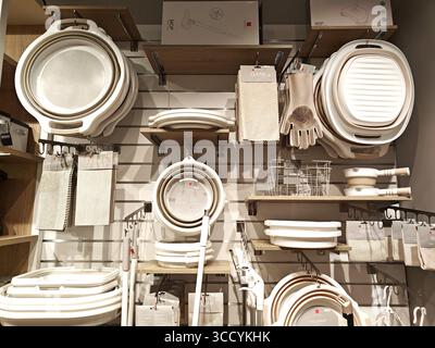 Mosca, Federazione Russa - 27 luglio 2025: Moderni articoli da cucina disposti su scaffali in legno in uno spazio di vendita al dettaglio Foto Stock