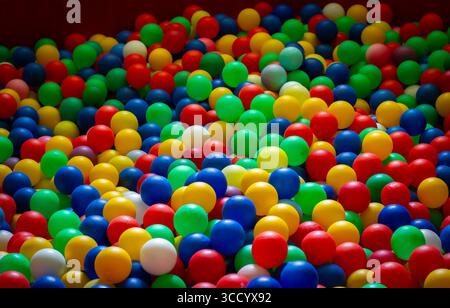Palline di plastica di colore bianco, giallo, rosso, verde e blu Foto Stock