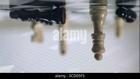 Con pedone bianco in piedi su una scacchiera di vetro, re nero caduto, griglia 3D, spazio copia Foto Stock