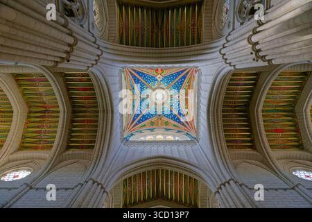 Gli interni moderni e colorati della cupola quadrata e il tetto della Cattedrale Almudena di Madrid Foto Stock