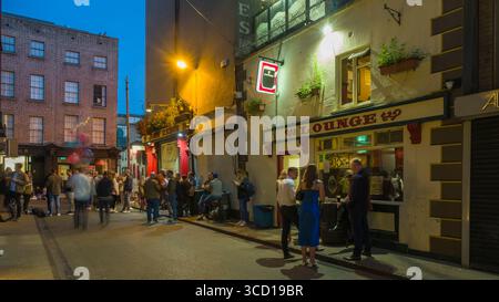 Persone fuori dal Kehoes Pub che bevono dopo il lavoro, Duke Lane Lower, Dublino, Irlanda Foto Stock