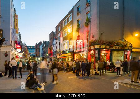 Persone fuori dal Kehoes Pub che bevono dopo il lavoro, Anne's Lane, Dublino, Irlanda Foto Stock