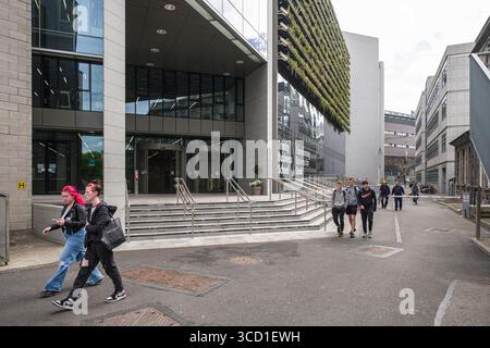 Gli studenti passeranno davanti a luce Hall, University of Dublin Trinity College, College Green, Dublino, Irlanda Foto Stock