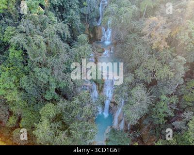 Veduta aerea della cascata di Kuang si che attraversa la fitta giungla nelle piscine turchesi di Luang Prabang, Laos Foto Stock