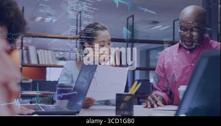 Revisione di referti stampati, tre professionisti che analizzano grafici in biblioteca, con notebook Foto Stock