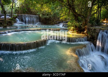 Splendide piscine turchesi e Terrazze Cascading della cascata di Kuang si circondate dalla lussureggiante giungla vicino a Luang Prabang, Laos Foto Stock