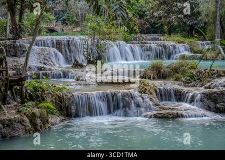 Cascate terrazzate e piscine turchesi presso le cascate di Kuang si con lussureggianti dintorni della giungla vicino a Luang Prabang, Laos Foto Stock