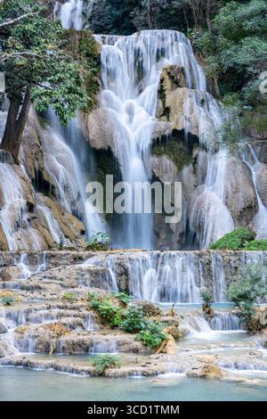Maestosa cascata principale delle cascate di Kuang si circondata dalla lussureggiante foresta di Luang Prabang, Laos, iconica cascata a più livelli con piscine turchesi Foto Stock