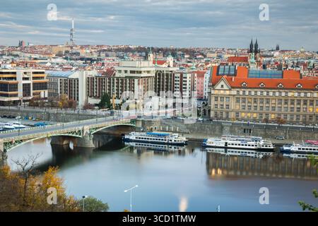 Una splendida vista dei ponti storici sul fiume Moldava a Praga, Repubblica Ceca, immagine turistica e di viaggio delle città storiche europee Foto Stock