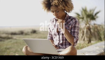 Bussiness di donna che lavorano con il computer portatile in vacanza Foto Stock