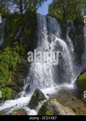Primo piano di una cascata con acqua e muschio, vista aerea, cascata Shaki, Shaki, provincia di Syunik, Armenia Foto Stock