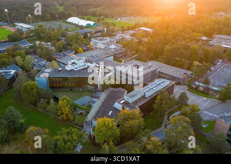 Fontainebleau, Francia - 22 ottobre 2024: Veduta aerea della INSEAD Business School, i suoi edifici immersi in un mare di verde, immersi nella calda luce del tramonto. Foto Stock