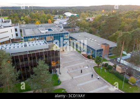 Fontainebleau, Francia - 22 ottobre 2024: Veduta aerea dell'INSEAD Business School, dove i moderni edifici in vetro incontrano lussureggianti paesaggi verdi sotto un vasto cielo aperto. Foto Stock