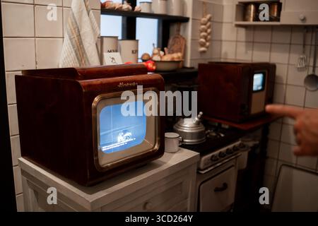 Set televisivi d'epoca esposti in una cucina retrò con decor classico ed elettrodomestici antichi del XX secolo Foto Stock