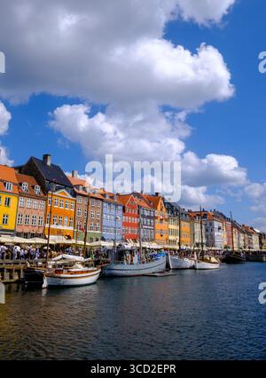 Edifici colorati lungo il canale Nyhavn, Copenhagen Foto Stock