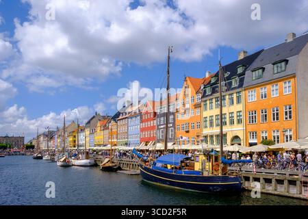 Edifici colorati lungo il canale Nyhavn, Copenhagen Foto Stock