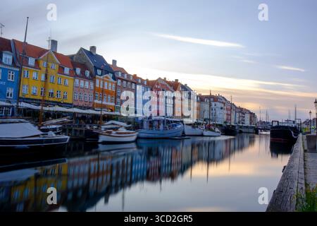 Canale Nyhavn, Copenaghen di prima mattina, Danimarca Foto Stock