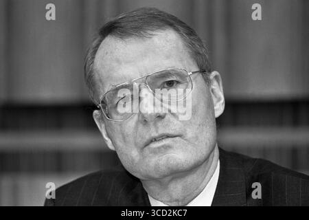 Deutschland, Bonn, 15.01.1996 Archiv: 54-24-27 fuer Ihr Archiv foto: Hans-Olaf Henkel, Präsident des Bundesverbands der Deutschen industrie e.V. BDI Pressekonferenz SPD *** Germania, Bonn, 15 01 1996 Archivio 54 24 27 per il vostro archivio foto Hans Olaf Henkel, Presidente della Federazione delle industrie tedesche e V BDI conferenza stampa SPD Foto Stock