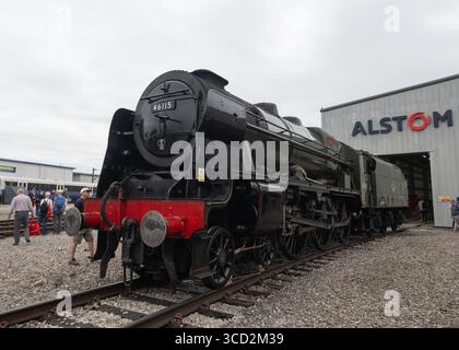 Derby Litchurch Lane Works, Litchurch Lane, Derby, Inghilterra, 3 agosto 2025. Una visione generale di LMS Royal Scot Class 6115 Scots Guardsman durante l'Alstom presenta «The Greatest Gathering». (Immagine di credito: ©Cody Froggatt/Alamy Live News) Foto Stock