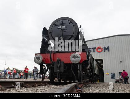 Derby Litchurch Lane Works, Litchurch Lane, Derby, Inghilterra, 3 agosto 2025. Una visione generale di LMS Royal Scot Class 6115 Scots Guardsman durante l'Alstom presenta «The Greatest Gathering». (Immagine di credito: ©Cody Froggatt/Alamy Live News) Foto Stock