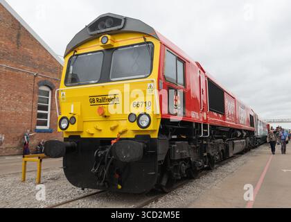 Derby Litchurch Lane Works, Litchurch Lane, Derby, Inghilterra, 3 agosto 2025. Una visione generale di una British Rail Class 66 durante l’Alstom presenta «The Greatest Gathering». (Immagine di credito: ©Cody Froggatt/Alamy Live News) Foto Stock