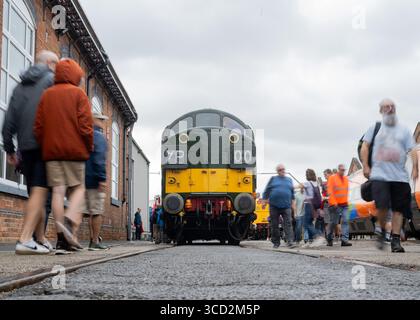 Derby Litchurch Lane Works, Litchurch Lane, Derby, Inghilterra, 3 agosto 2025. Una visione generale di una classe inglese Electric Type 3 British Rail 37 durante l’Alstom presenta «The Greatest Gathering». (Immagine di credito: ©Cody Froggatt/Alamy Live News) Foto Stock
