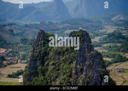 Twin Limestone Peaks con piattaforme panoramiche circondate da Farmlands e Rolling Hills a Vang Vieng, Laos Foto Stock