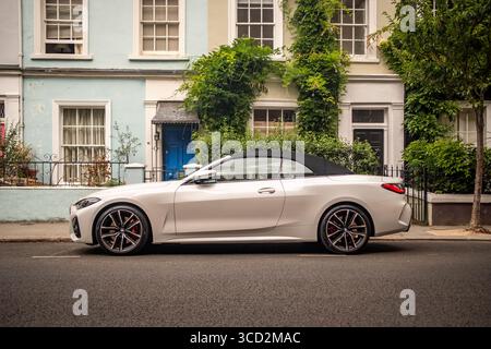 LONDRA - 28 LUGLIO 2025: BMW 420i Convertibile parcheggiata su strada urbana. Serie 4 Drop TOP Foto Stock