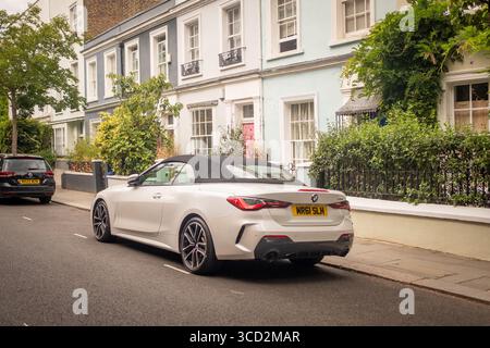 LONDRA - 28 LUGLIO 2025: BMW 420i Convertibile parcheggiata su strada urbana. Serie 4 Drop TOP Foto Stock