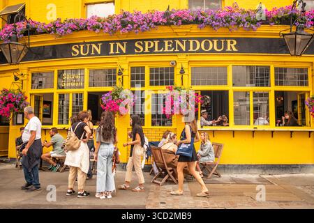 LONDRA - 28 LUGLIO 2025: The Sun in Splendour pub in Portobello Road a Notting Hill, centro-ovest di Londra Foto Stock