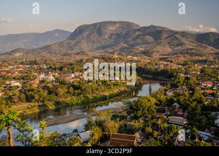 Vista dell'ora d'oro di Luang Prabang, Laos con il fiume Nam Khan e lo sfondo della montagna dal Monte Phousi Foto Stock