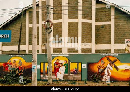 Vista dei dipinti spirituali sulle pareti della Chiesa cattolica di San Giuseppe nel sobborgo di Mlolongo nella contea di Machakos, Kenya Foto Stock