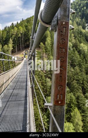 Vista dettagliata del ponte sospeso di Marterloch con scritta Jenesien Foto Stock