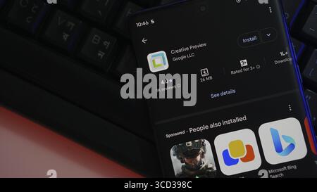 Schermata che mostra l'app Anteprima creativa in modalità scura con tastiera e applicazioni sponsorizzate Foto Stock