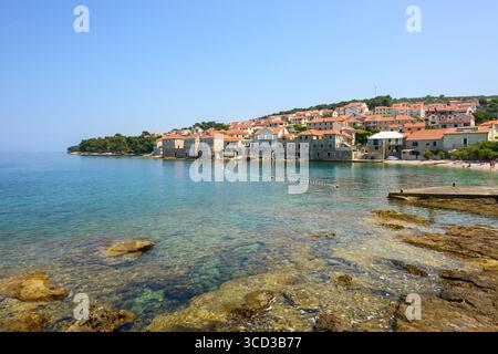 Postira, una pittoresca cittadina situata sull'isola di Brac in Croazia Foto Stock