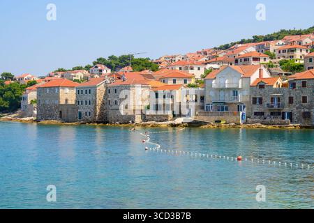 Postira, una pittoresca cittadina situata sull'isola di Brac in Croazia Foto Stock