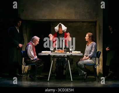 l-r: Harry Dickman (Chaim), Francis Jue (Sally), Caroline Wildi (Adina) in BAMBOLE di CARTA DI Philip Himberg al Tricycle Theatre, Londra NW6 06/03/2013 musica: Nigel Lilley, Ben Ringham & Max Ringham design: Richard Kent illuminazione: Oliver Fenwick coreografo: Alistair David regista: Indhu Rubasingham Foto Stock