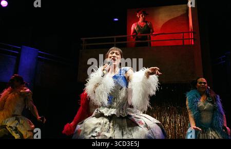 Centro: Francis Jue (Sally) con (in alto) Tom Oakley (DJ) in BAMBOLE DI CARTA DI Philip Himberg al Tricycle Theatre, Londra NW6 06/03/2013 musica: Nigel Lilley, Ben Ringham & Max Ringham design: Richard Kent illuminazione: Oliver Fenwick coreografo: Alistair David regista: Indhu Rubasingham Foto Stock