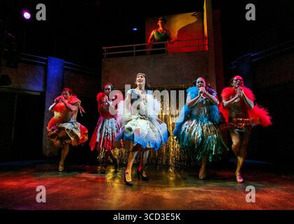 l-r: Benjamin Wong (Cheska), Ron Domingo (Chiqui), Francis Jue (Sally), Angelo Paragoso (Zhan), Jon Norman Schneider (Jiorgio) con (in alto) Tom Oakley (DJ) in BAMBOLE di CARTA DI Philip Himberg al Tricycle Theatre, Londra NW6 06/03/2013 musica: Nigel Lilley, Ben Ringham & Max Ringham design: Richard Kent illuminazione: Oliver Fenwick coreografo David Adlistu: Ruhhhdgham Foto Stock