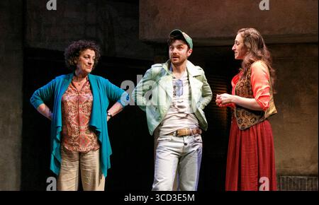 l-r: Jane Bertish (Yael), Iian Goodman (Nazari), Noa Bodner (Ester) in BAMBOLE di CARTA DI Philip Himberg al Tricycle Theatre, Londra NW6 06/03/2013 musica: Nigel Lilley, Ben Ringham & Max Ringham design: Richard Kent illuminazione: Oliver Fenwick coreografo: Alistair David regista: Indhu Rubasingham Foto Stock