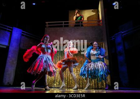 l-r: Ron Domingo (Chiqui), Jon Norman Schneider (Jiorgio), Angelo Paragoso (Zhan) con (in alto) Tom Oakley (DJ) in BAMBOLE di CARTA DI Philip Himberg al Tricycle Theatre, Londra NW6 06/03/2013 musica: Nigel Lilley, Ben Ringham & Max Ringham design: Richard Kent illuminazione: Oliver Fenwick coreografo: Alistair David direttore: Indhu Rubasingham Foto Stock