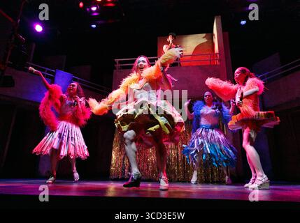 l-r: Ron Domingo (Chiqui), Benjamin Wong (Cheska), Angelo Paragoso (Zhan), Jon Norman Schneider (Jiorgio) con (top) Tom Oakley (DJ) in BAMBOLE DI CARTA DI Philip Himberg al Tricycle Theatre, Londra NW6 06/03/2013 musica: Nigel Lilley, Ben Ringham & Max Ringham design: Richard Kent illuminazione: Oliver Fenwick coreografo: Alistair David Rubasingham Foto Stock