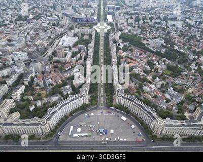 Vista aerea della piazza della Costituzione con splendidi edifici e vegetazione nel centro di Bucarest, Romania. Foto Stock
