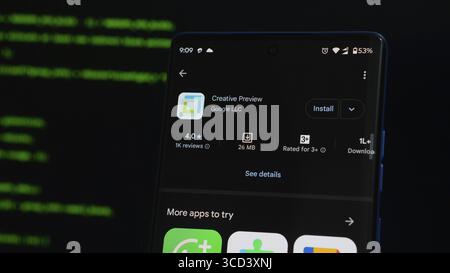 Schermata che mostra l'app Anteprima creativa in modalità scura con testo verde visibile dietro Foto Stock